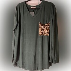 NWT ZENANA 🌳 Long sleeve v-neck with leopard print pocket.